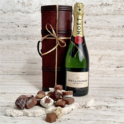 Smukt træskrin med Moet Champagne og 18 stykker luksus dessertchokolade.